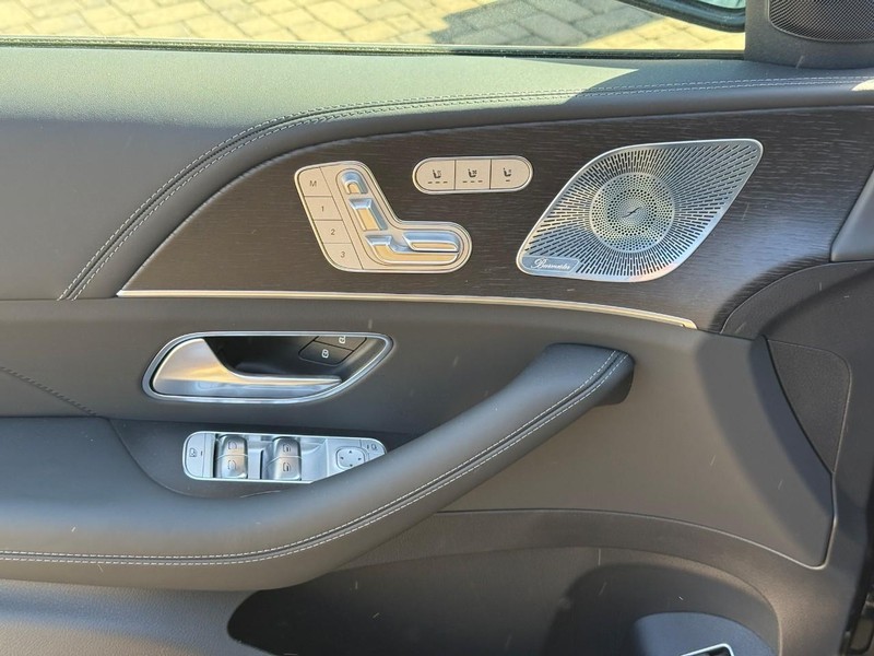 Mercedes-Benz GLE Vehicle Full-screen Gallery Image 16