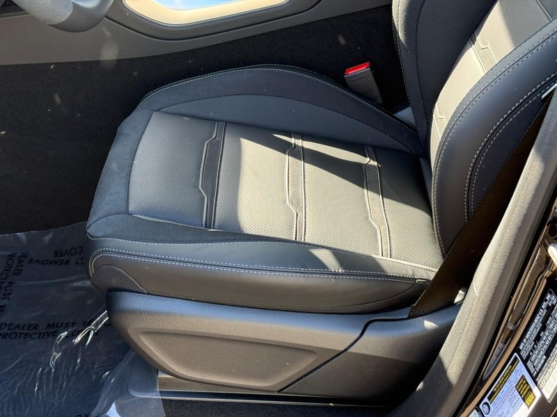 Mercedes-Benz GLE Vehicle Full-screen Gallery Image 18