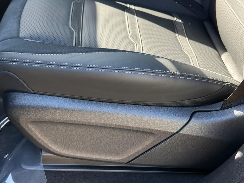 Mercedes-Benz GLE Vehicle Full-screen Gallery Image 19