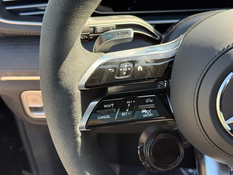 Mercedes-Benz GLE Vehicle Full-screen Gallery Image 20