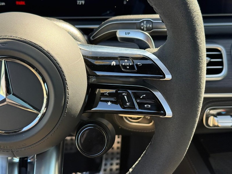 Mercedes-Benz GLE Vehicle Full-screen Gallery Image 21