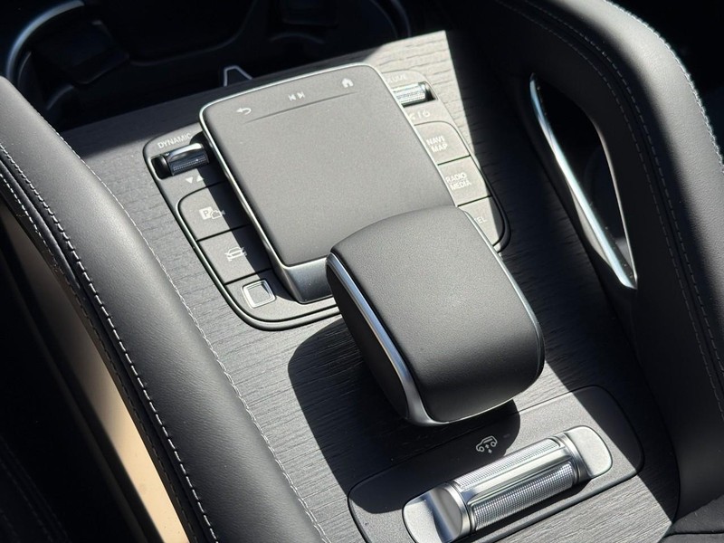 Mercedes-Benz GLE Vehicle Full-screen Gallery Image 22