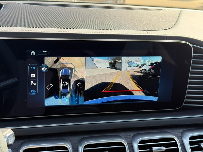 Mercedes-Benz GLE Vehicle Full-screen Gallery Image 24