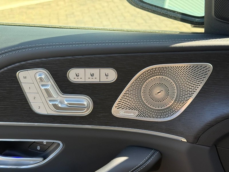 Mercedes-Benz GLE Vehicle Full-screen Gallery Image 26