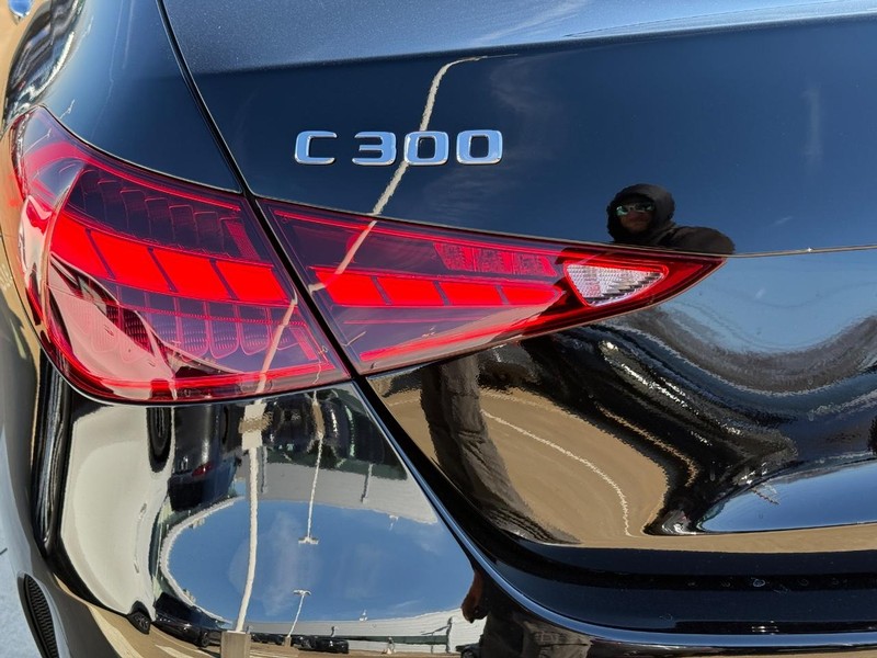 Mercedes-Benz C-Class Vehicle Full-screen Gallery Image 4