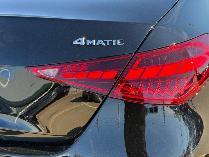 Mercedes-Benz C-Class Vehicle Full-screen Gallery Image 5