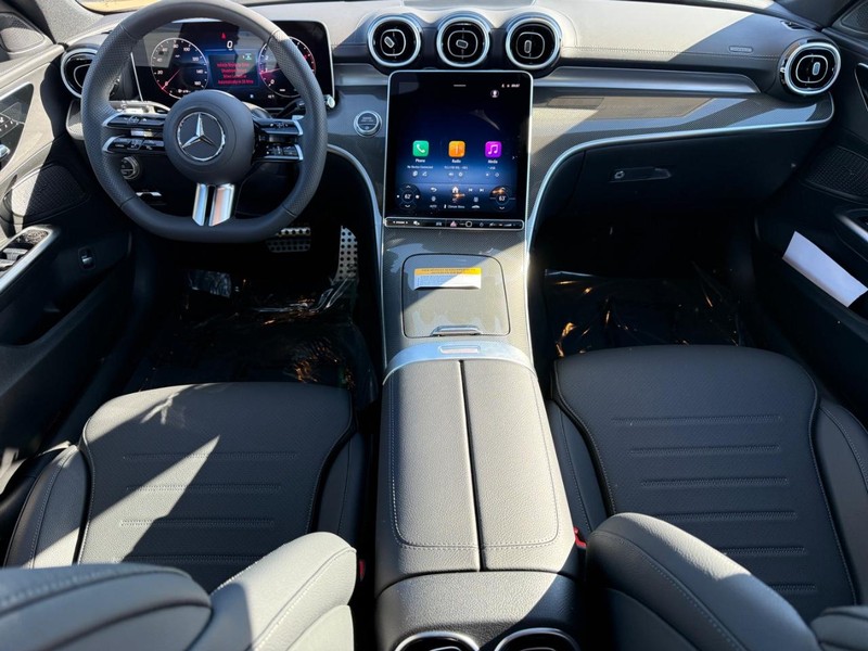 Mercedes-Benz C-Class Vehicle Full-screen Gallery Image 9