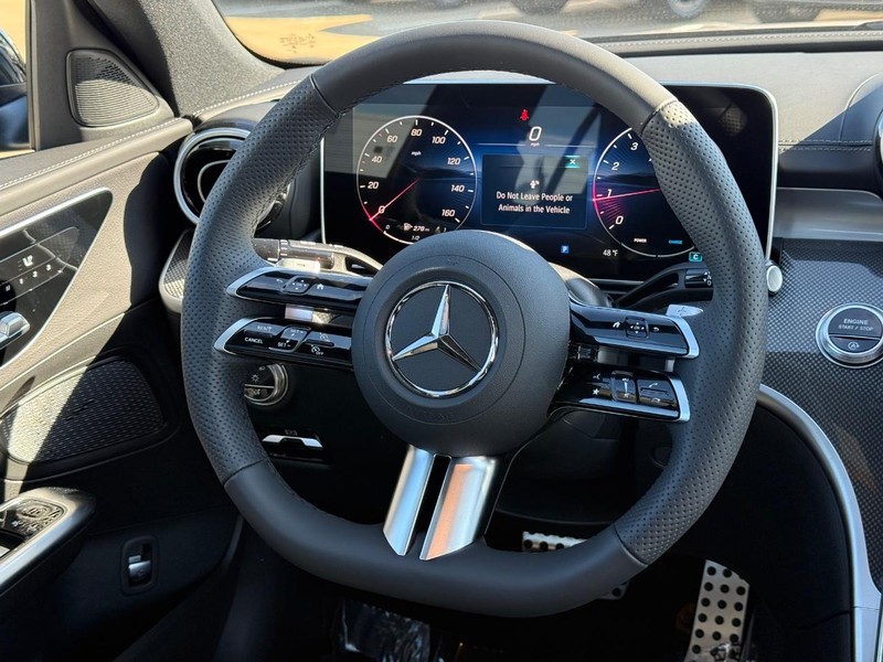 Mercedes-Benz C-Class Vehicle Full-screen Gallery Image 10