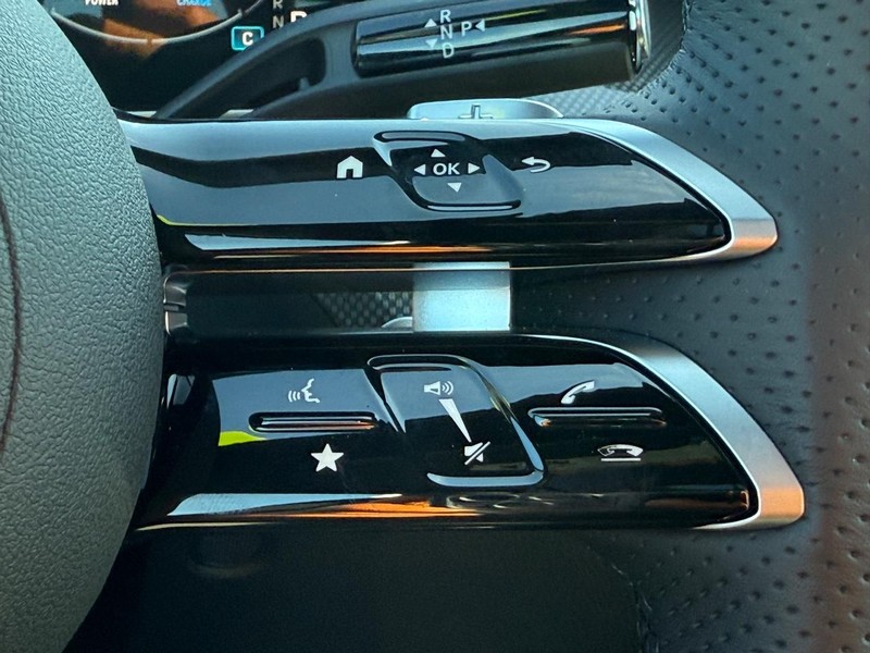 Mercedes-Benz C-Class Vehicle Full-screen Gallery Image 12