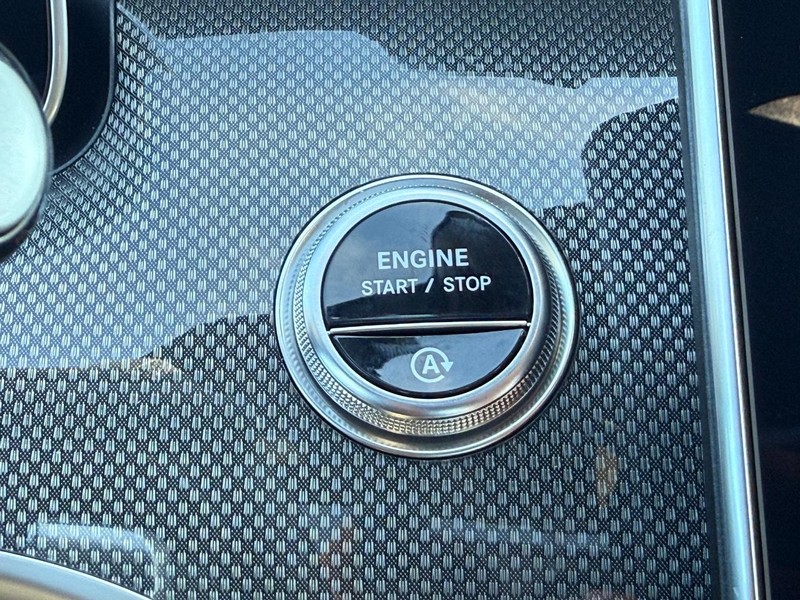 Mercedes-Benz C-Class Vehicle Full-screen Gallery Image 13