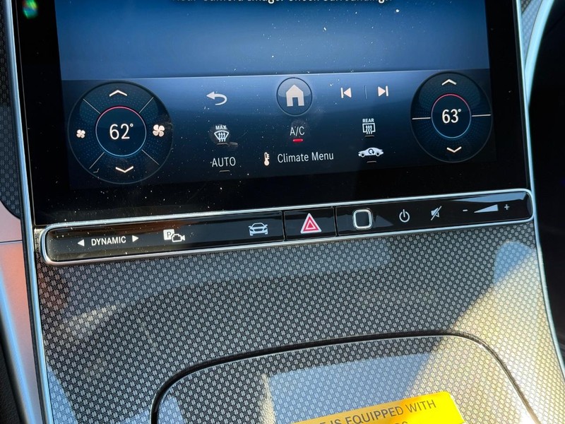 Mercedes-Benz C-Class Vehicle Full-screen Gallery Image 16