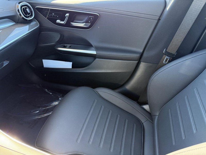 Mercedes-Benz C-Class Vehicle Full-screen Gallery Image 17