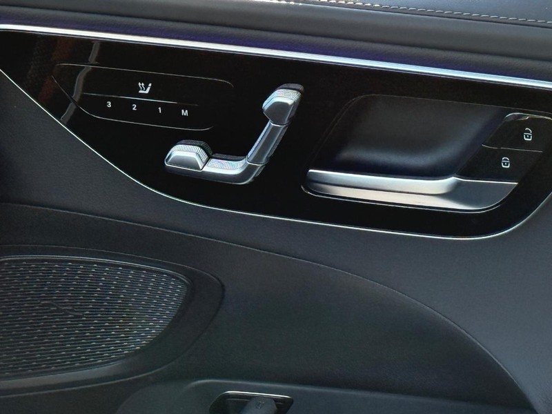 Mercedes-Benz C-Class Vehicle Full-screen Gallery Image 18