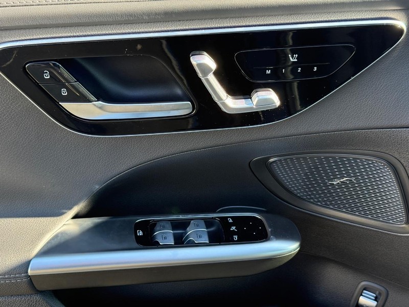 Mercedes-Benz C-Class Vehicle Full-screen Gallery Image 19