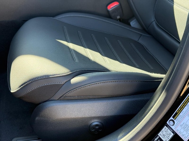 Mercedes-Benz C-Class Vehicle Full-screen Gallery Image 20