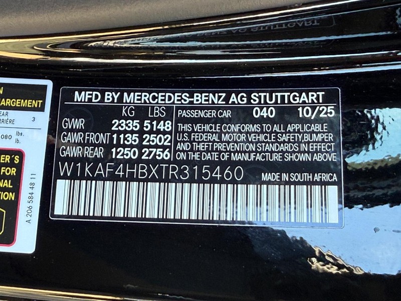 Mercedes-Benz C-Class Vehicle Full-screen Gallery Image 21