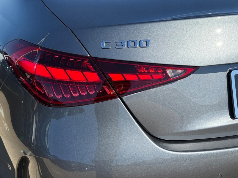 Mercedes-Benz C-Class Vehicle Full-screen Gallery Image 4