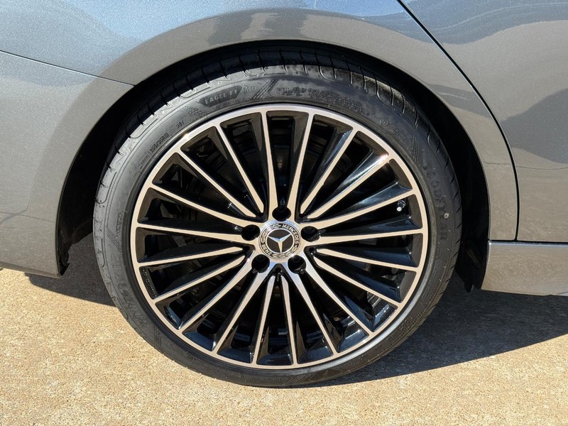 Mercedes-Benz C-Class Vehicle Full-screen Gallery Image 6