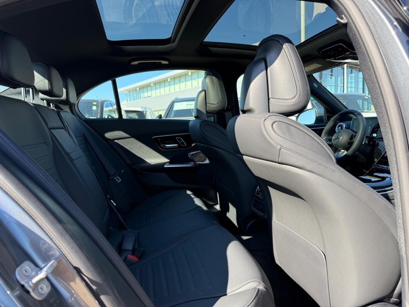 Mercedes-Benz C-Class Vehicle Full-screen Gallery Image 7