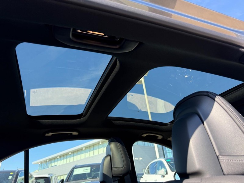 Mercedes-Benz C-Class Vehicle Full-screen Gallery Image 8