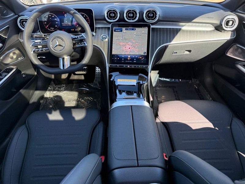 Mercedes-Benz C-Class Vehicle Full-screen Gallery Image 9