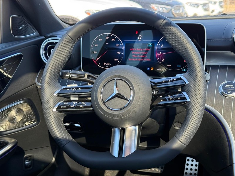 Mercedes-Benz C-Class Vehicle Full-screen Gallery Image 10