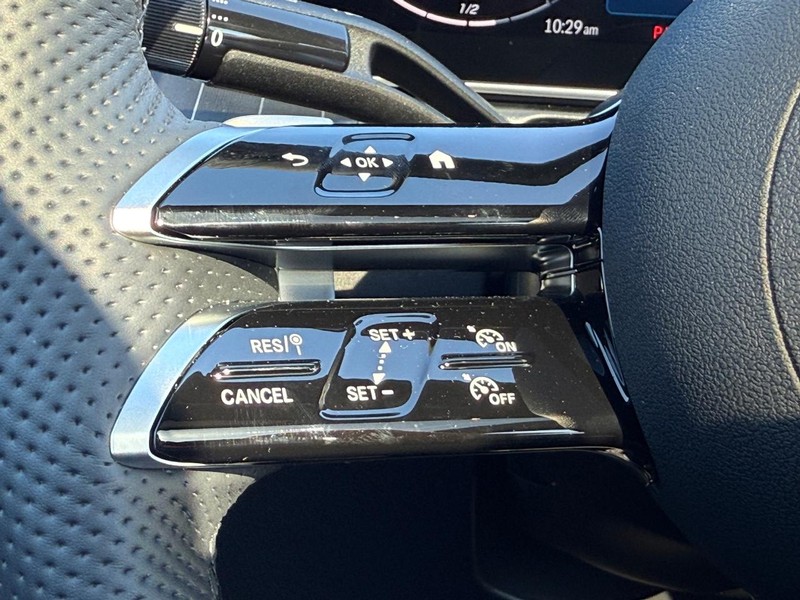 Mercedes-Benz C-Class Vehicle Full-screen Gallery Image 11