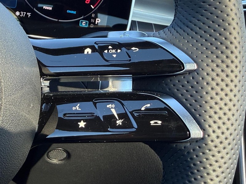 Mercedes-Benz C-Class Vehicle Full-screen Gallery Image 12