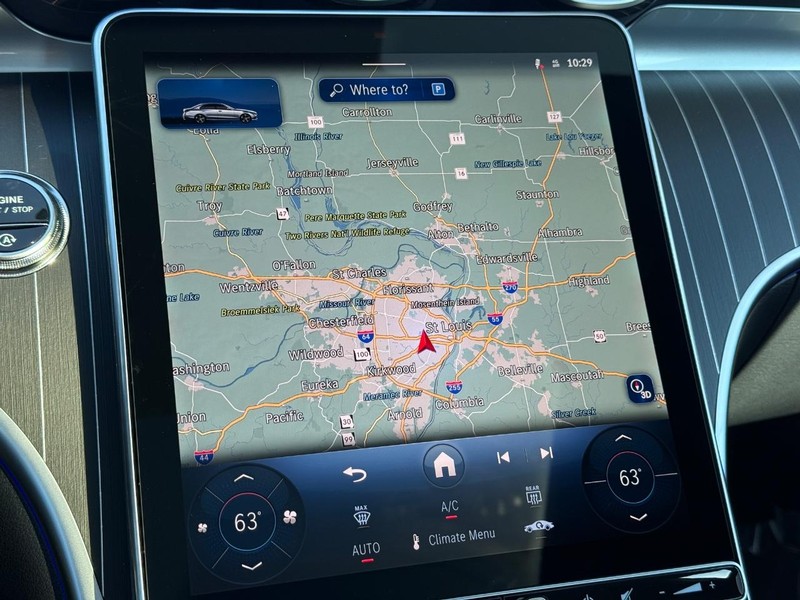 Mercedes-Benz C-Class Vehicle Full-screen Gallery Image 14