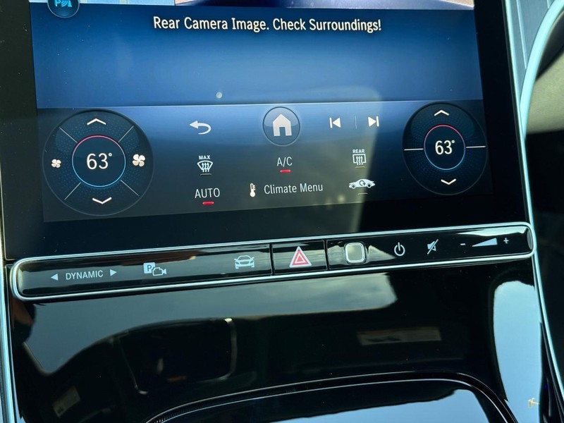 Mercedes-Benz C-Class Vehicle Full-screen Gallery Image 16