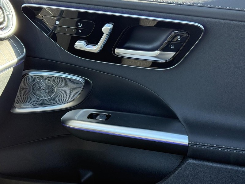 Mercedes-Benz C-Class Vehicle Full-screen Gallery Image 18