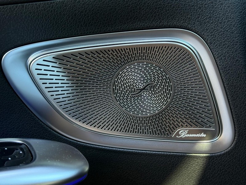 Mercedes-Benz C-Class Vehicle Full-screen Gallery Image 19