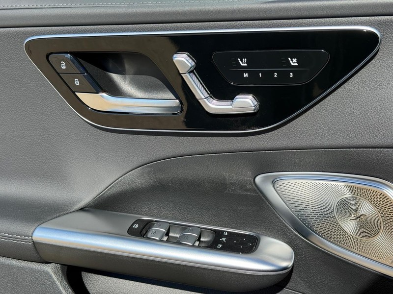 Mercedes-Benz C-Class Vehicle Full-screen Gallery Image 20