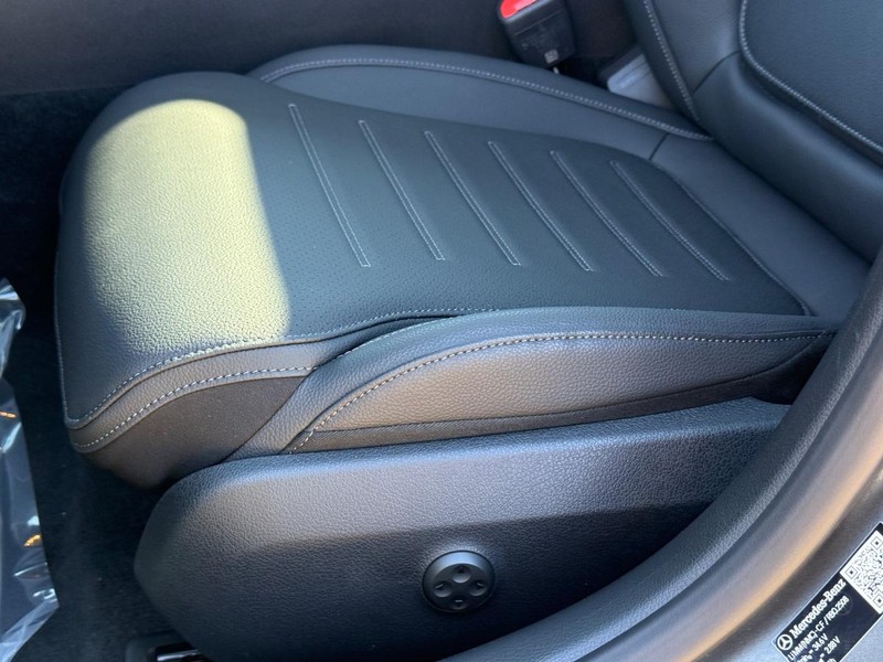 Mercedes-Benz C-Class Vehicle Full-screen Gallery Image 21