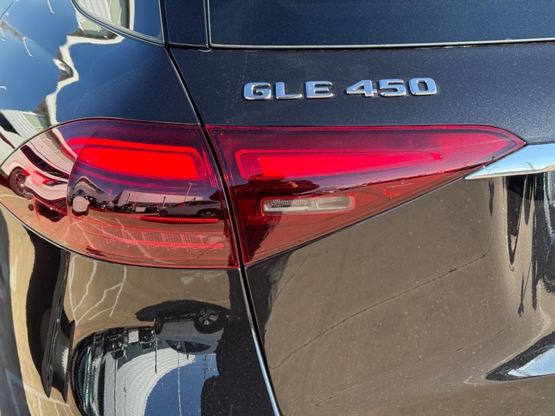 Mercedes-Benz GLE Vehicle Full-screen Gallery Image 4