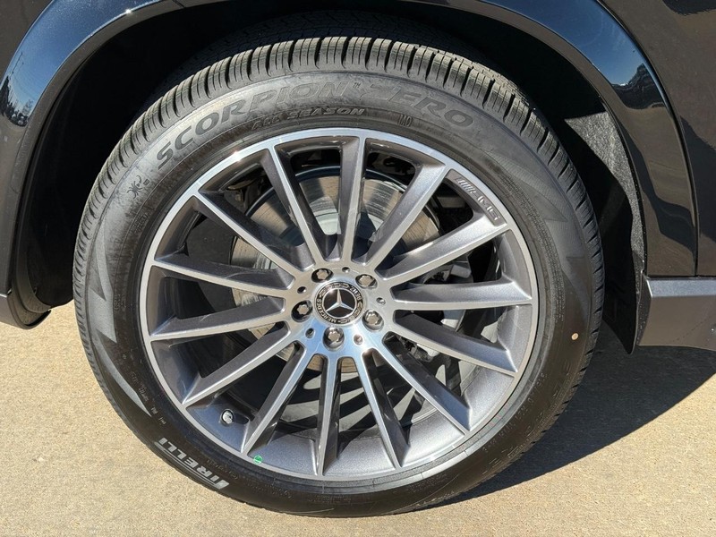 Mercedes-Benz GLE Vehicle Full-screen Gallery Image 6