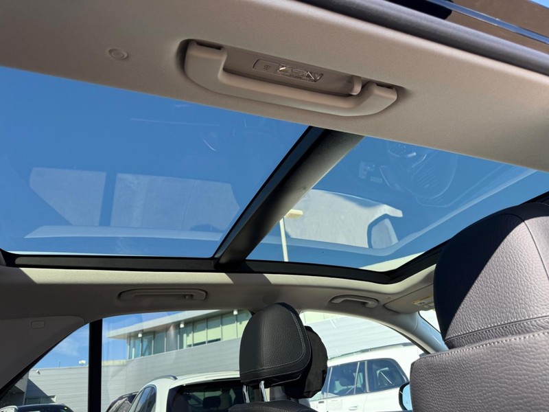 Mercedes-Benz GLE Vehicle Full-screen Gallery Image 8