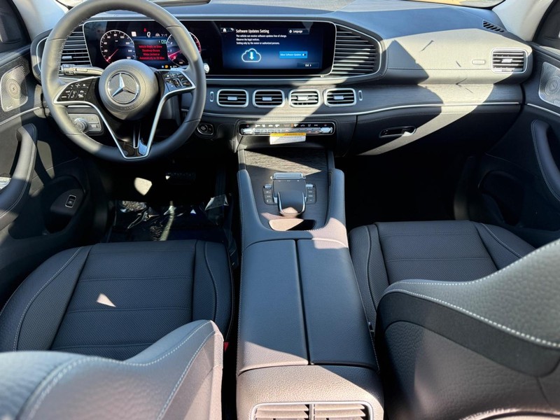 Mercedes-Benz GLE Vehicle Full-screen Gallery Image 9