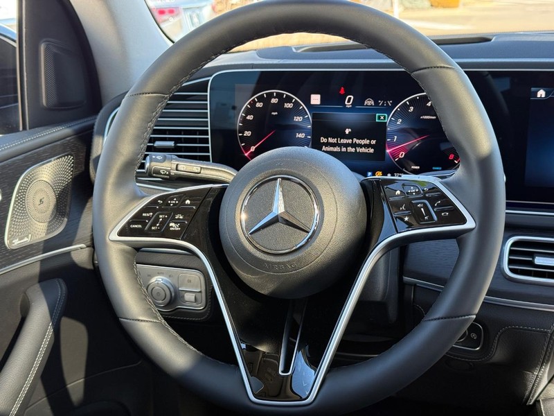 Mercedes-Benz GLE Vehicle Full-screen Gallery Image 10