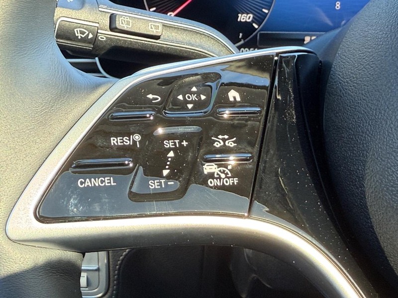 Mercedes-Benz GLE Vehicle Full-screen Gallery Image 11