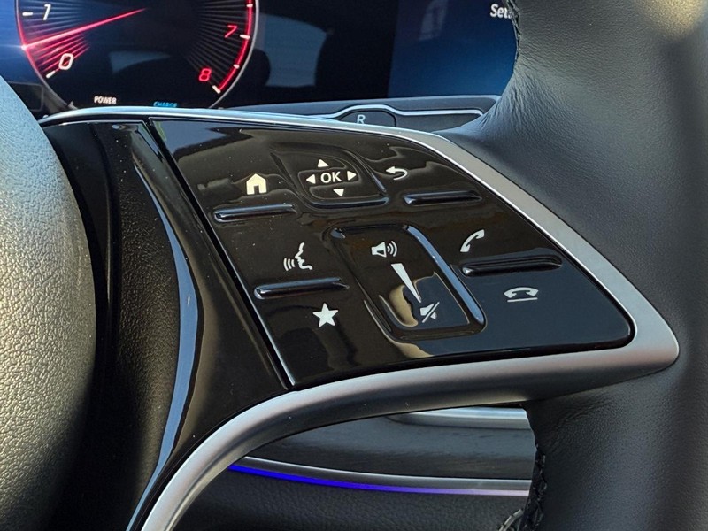 Mercedes-Benz GLE Vehicle Full-screen Gallery Image 12