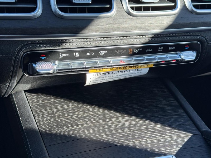 Mercedes-Benz GLE Vehicle Full-screen Gallery Image 15