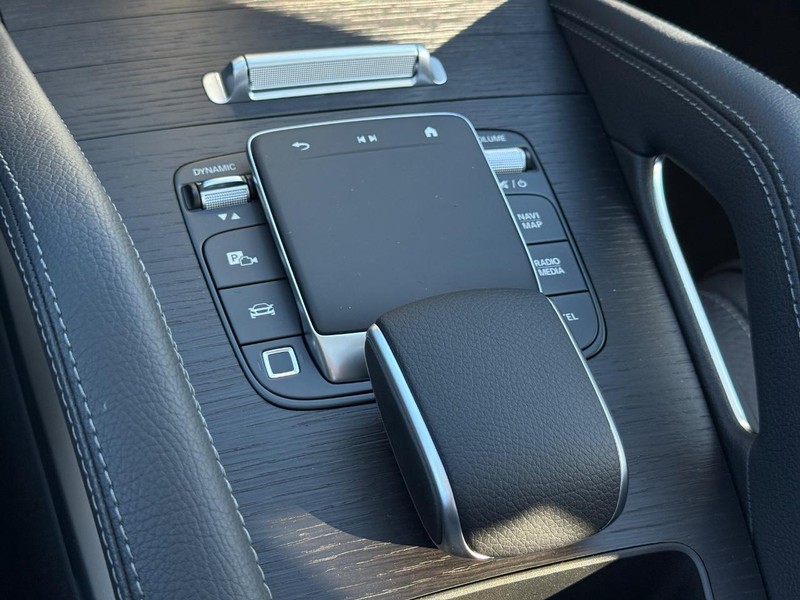 Mercedes-Benz GLE Vehicle Full-screen Gallery Image 16