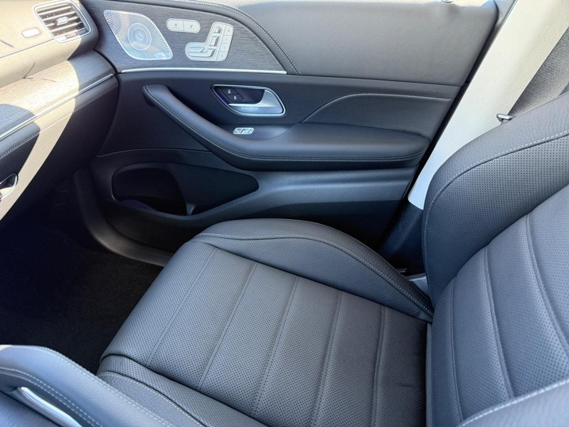 Mercedes-Benz GLE Vehicle Full-screen Gallery Image 17