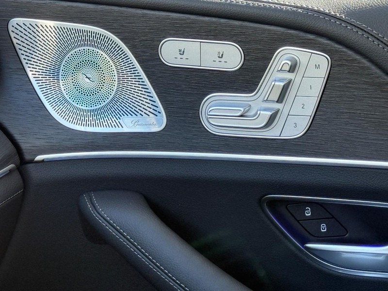 Mercedes-Benz GLE Vehicle Full-screen Gallery Image 18