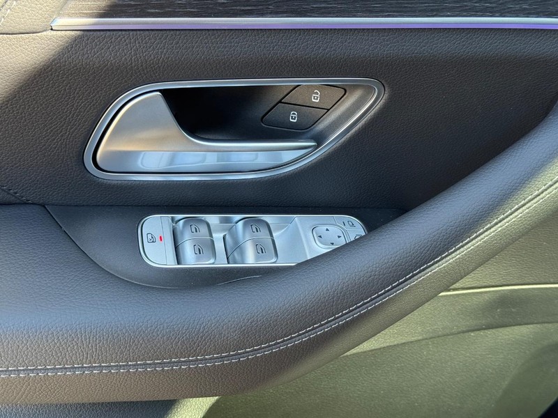 Mercedes-Benz GLE Vehicle Full-screen Gallery Image 19