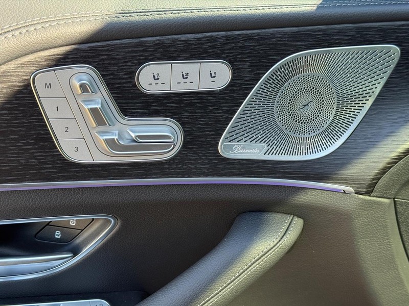 Mercedes-Benz GLE Vehicle Full-screen Gallery Image 20