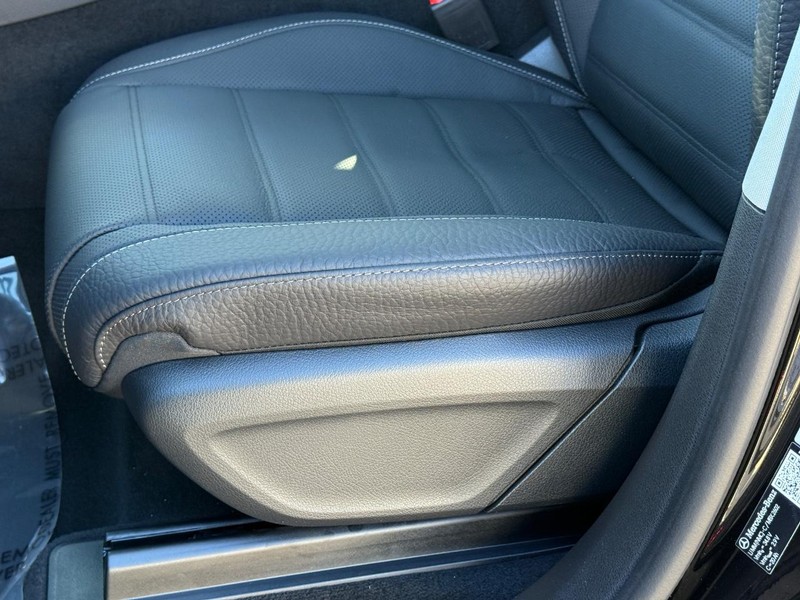 Mercedes-Benz GLE Vehicle Full-screen Gallery Image 21