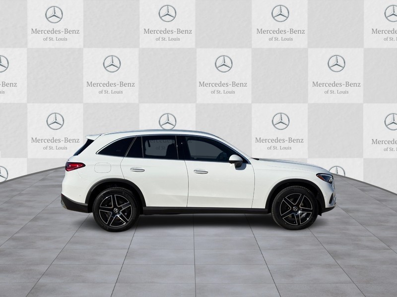 Mercedes-Benz GLC Vehicle Full-screen Gallery Image 2