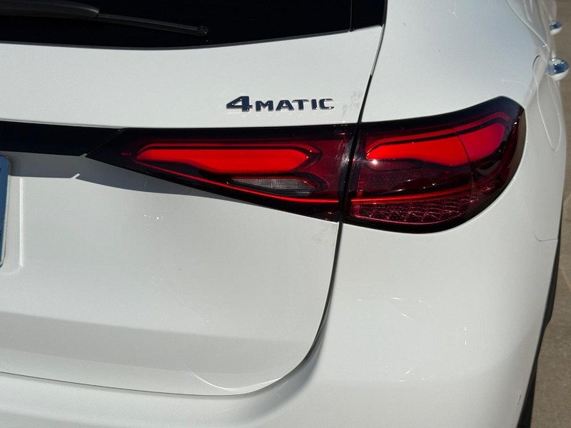 Mercedes-Benz GLC Vehicle Full-screen Gallery Image 5